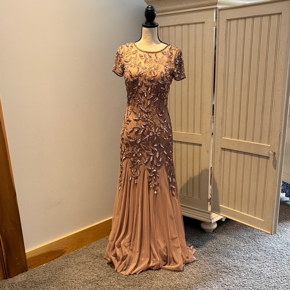 Adrianna Papell Rose Gold Floral Beaded Gadet gown. 6 petite